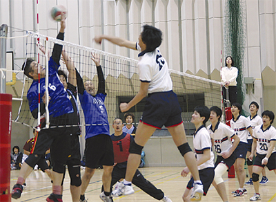 慶大選手がバレー指導