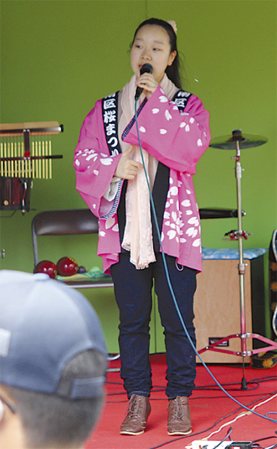 散る花の中 桜まつり