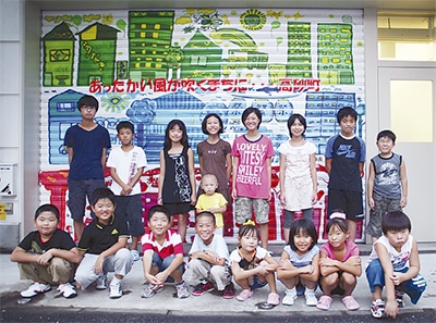 会館に子どもの風景画