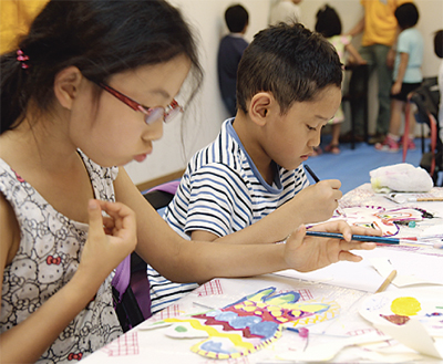 自由な発想で蝶描く