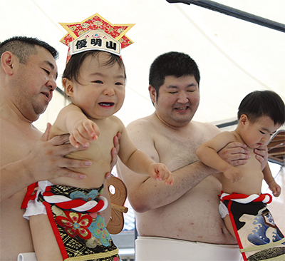 成長願う｢泣き相撲｣