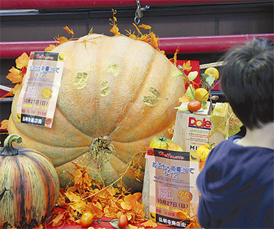 商店街に巨大カボチャ