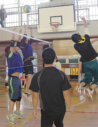 難民とバレーで交流