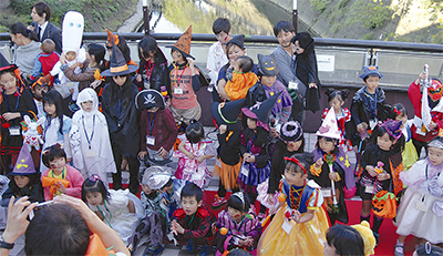 仮装の子どもが商店街に