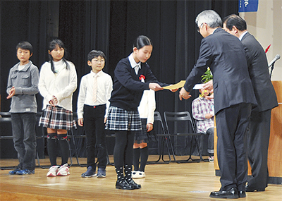 児童・生徒が「夢」発表
