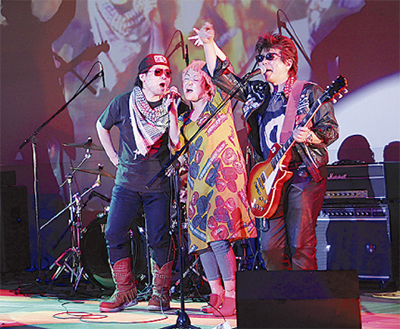 君嶋屋社長がライブで熱唱