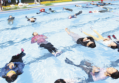 ｢着衣泳｣を体験