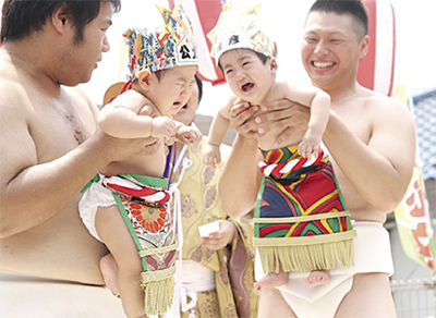 水天宮で泣き相撲