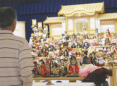 葬祭ホールで人形供養