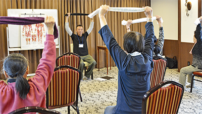 葬儀場で健康体操学ぶ