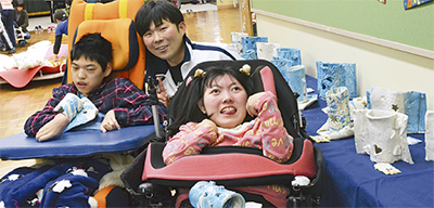 生徒が陶芸品披露