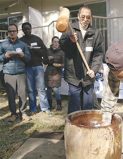 国大留学生と餅つき