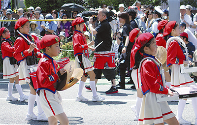 日枝小バンドも行進