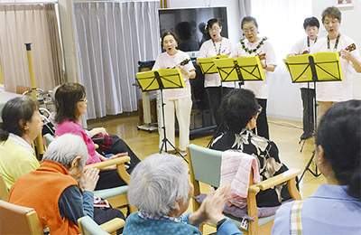 介護施設にウクレレ響く