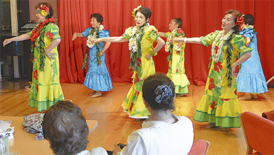 しなやかな｢フラ｣で魅了