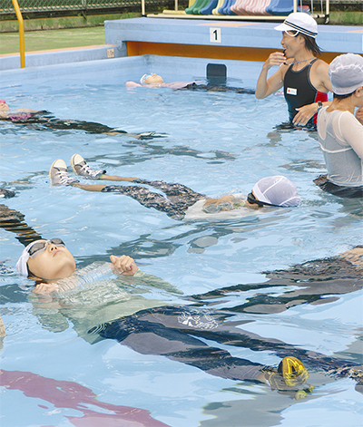 夏休み控え「着衣泳」学ぶ