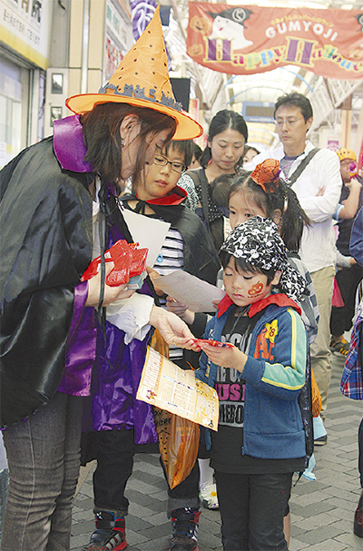 仮装の子どもが行列