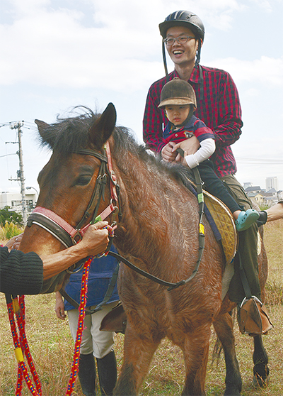 小児病院で親子乗馬体験