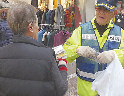 120人が交通安全呼びかけ