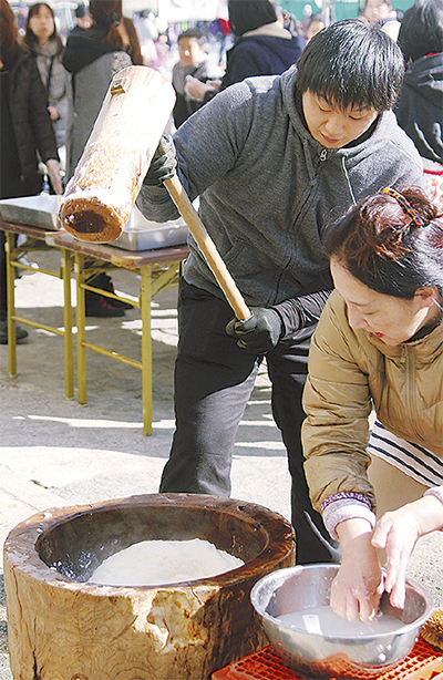餅つきで大にぎわい