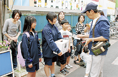 小中生が募金活動