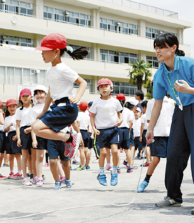 「縄跳びで結束を」