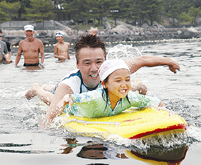 親子で水の安全学ぶ