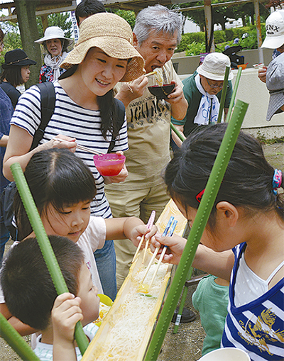 流しそうめんで絆育む