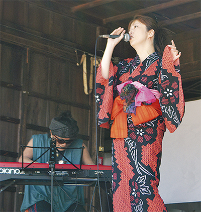 矢口さん、横浜の歌で魅了