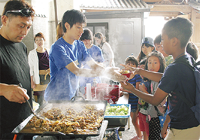 みんなで｢豚丼｣食べる