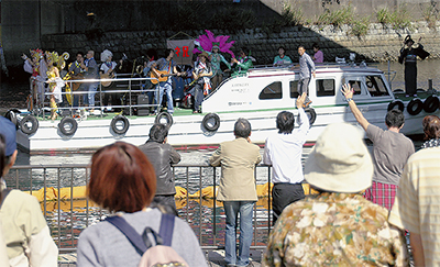 進む船団、公園から歓迎