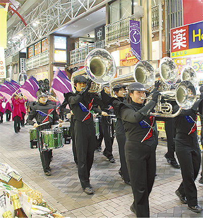 演奏･行進で呼びかけ