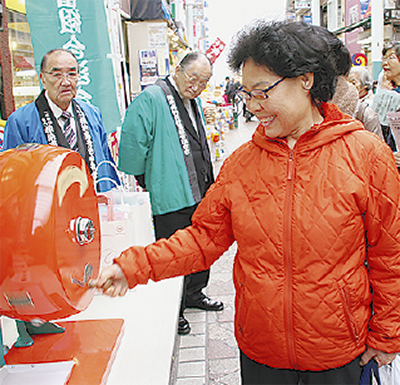 税の重要性を商店街で訴え