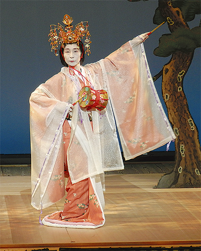 美しい日舞で会場魅了