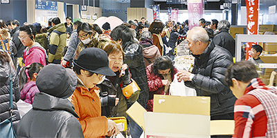 商店街”逸品”でにぎわう