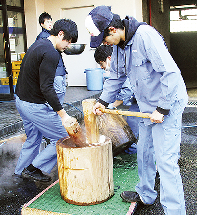 収集職員が餅つき交流