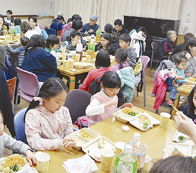 「食堂で団らんの一時を」