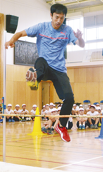 藤の木小にパラ五輪選手
