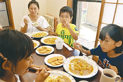 夏休み、親子仲良く食事