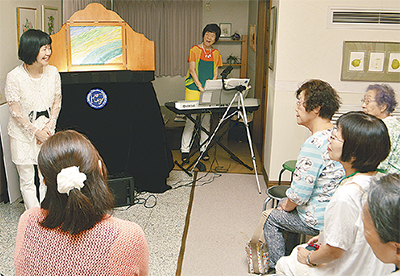 横浜の紙芝居でにぎわう