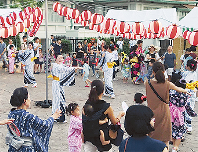 祭りで盆踊り指導