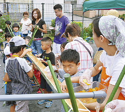 流しそうめんで涼しい夏