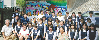 高架下に巨大壁画