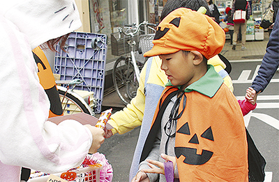 商店街でハロウィーン