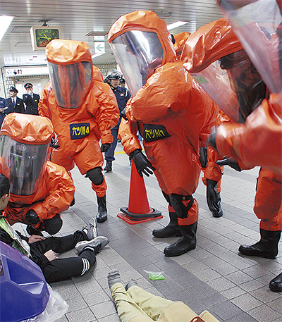 地下鉄でテロ対策訓練
