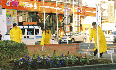 周辺店舗を清掃･花植え