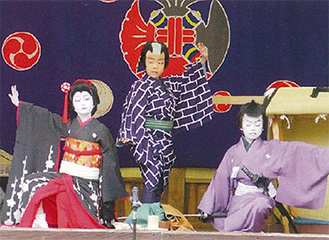 歌舞伎を披露する子どもたち