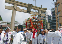 境内を出る大神輿