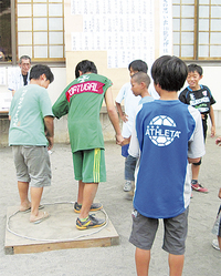 白熱した尻相撲には満員となる人数が参加