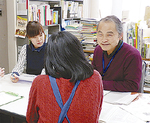 鶴見図書館では若林館長たちに取材